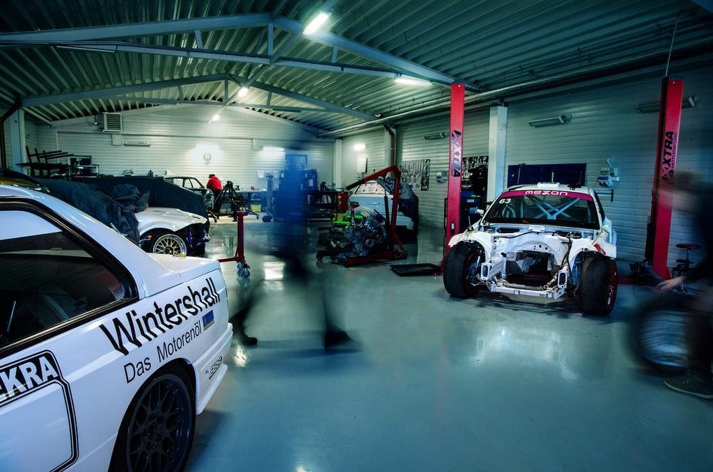 Large Garage with multiple car inside it